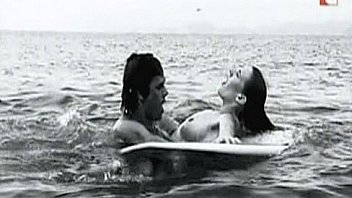 Две пары юных геев отсасывают у бассейна пенисы и трахаются в очко